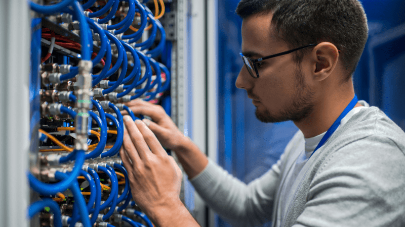 Opera Cloud & IT-Infrastruktur Service Bild von IT-Angestellten beim Arbeiten
