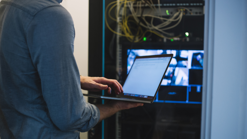 IT-Dienstleistungen für Hotels & Restaurants IT-Angestellter vor Server