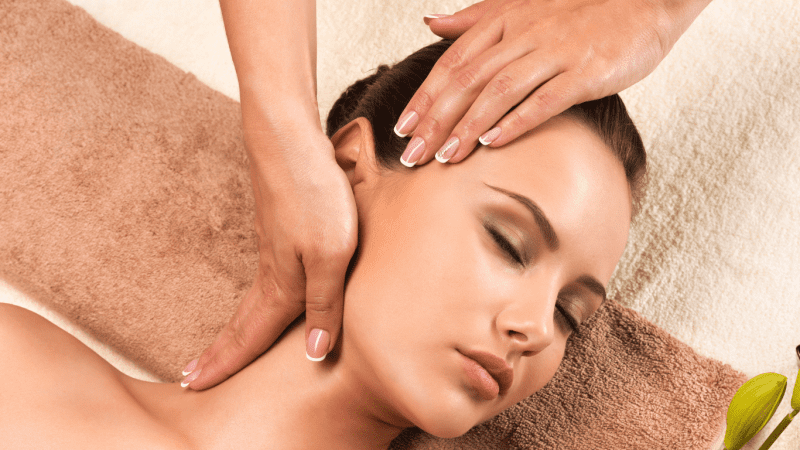 Spa-& Wellnessmanagement-System: TNG | Innconcepts IT GmbH Foto von Frau, die eine Massage bekommt