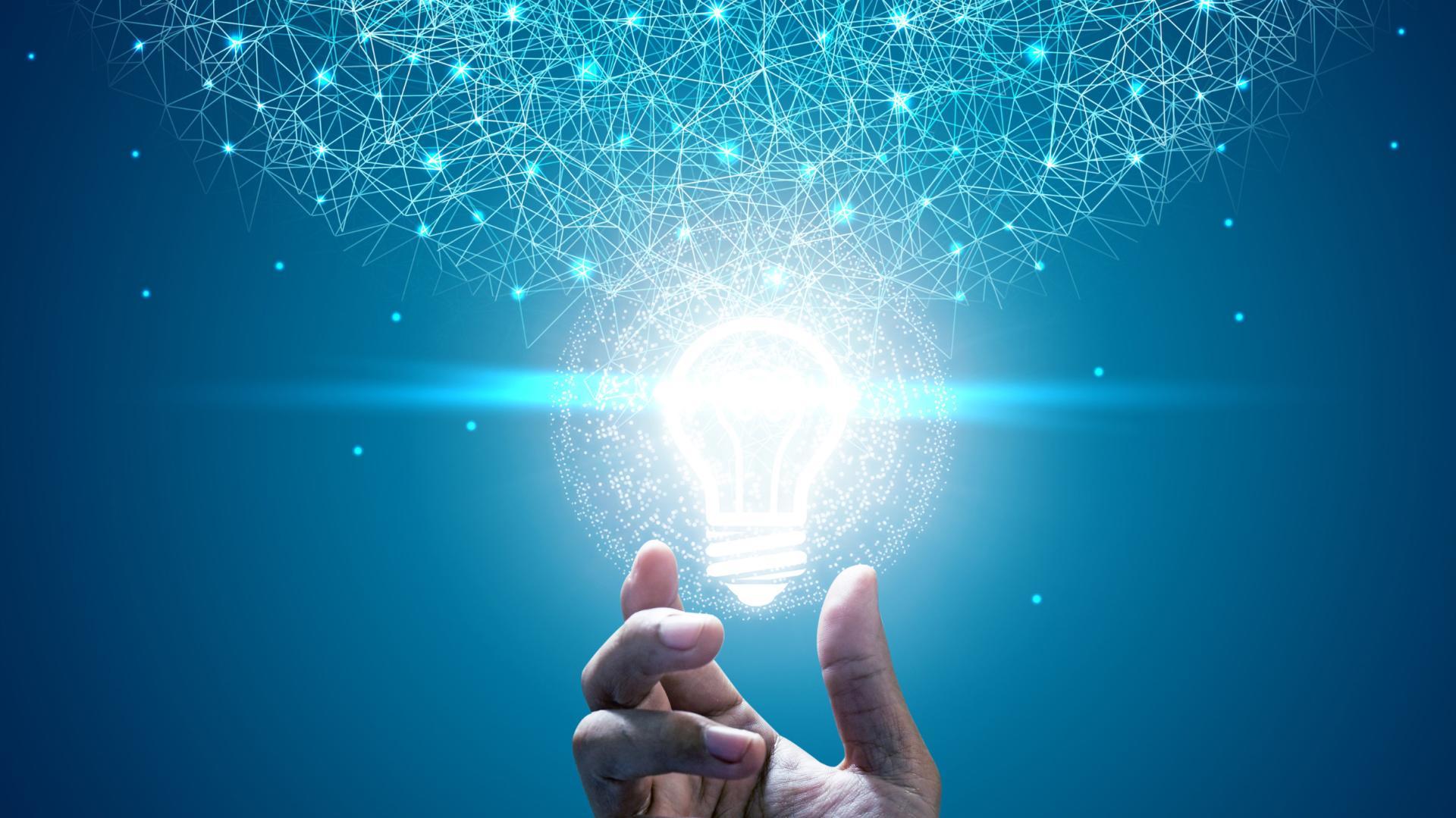 Innovative Hospitality Software | Innconcepts IT GmbH Glühbirne in der Hand mit blauem Hintergrund symbolisch für innovative Hospitality Software