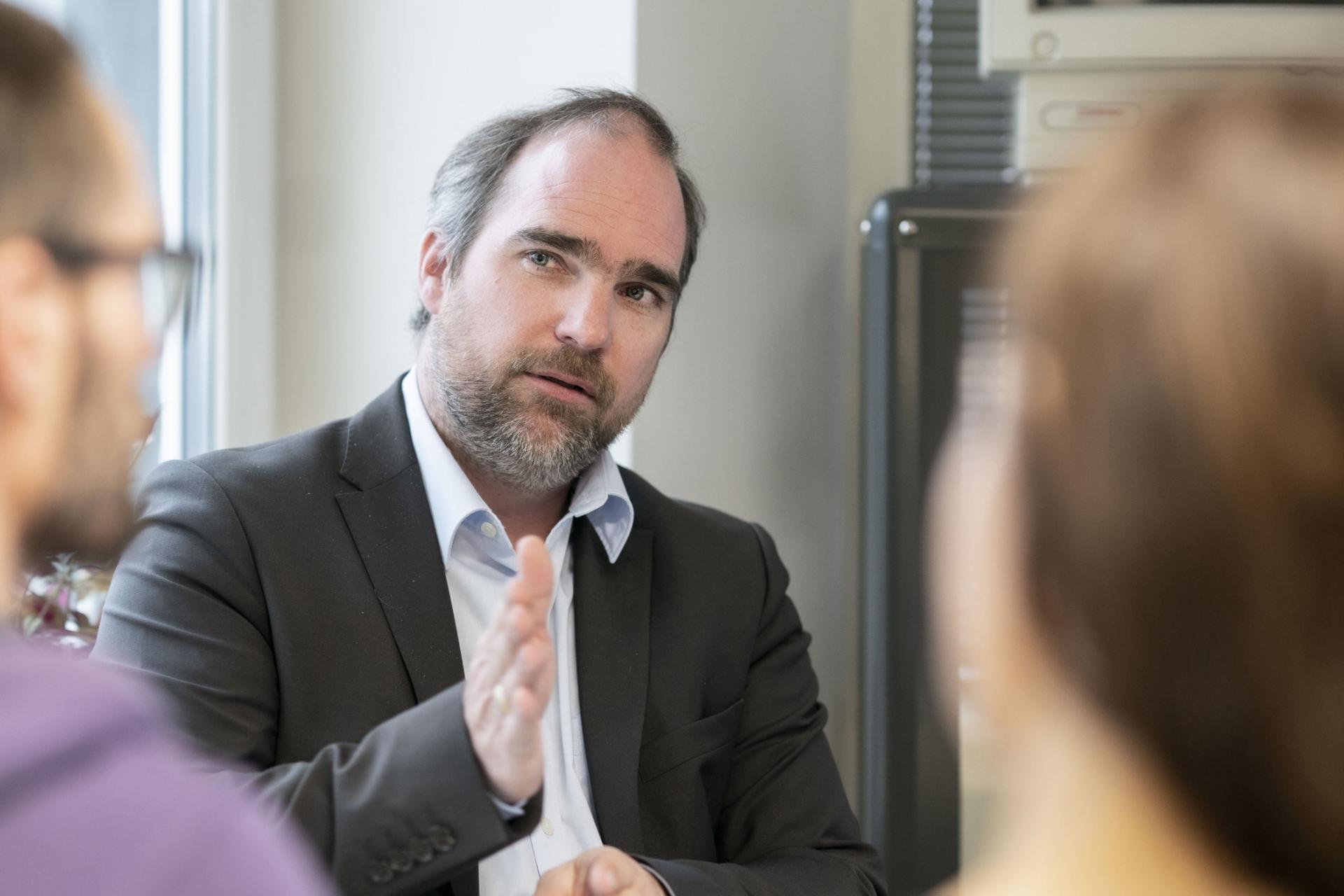 Innconcepts: Oracle Partner | Innconcepts IT GmbH Mitarbeiter von Innconcepts Oracle Partner bei der Kundenberatung